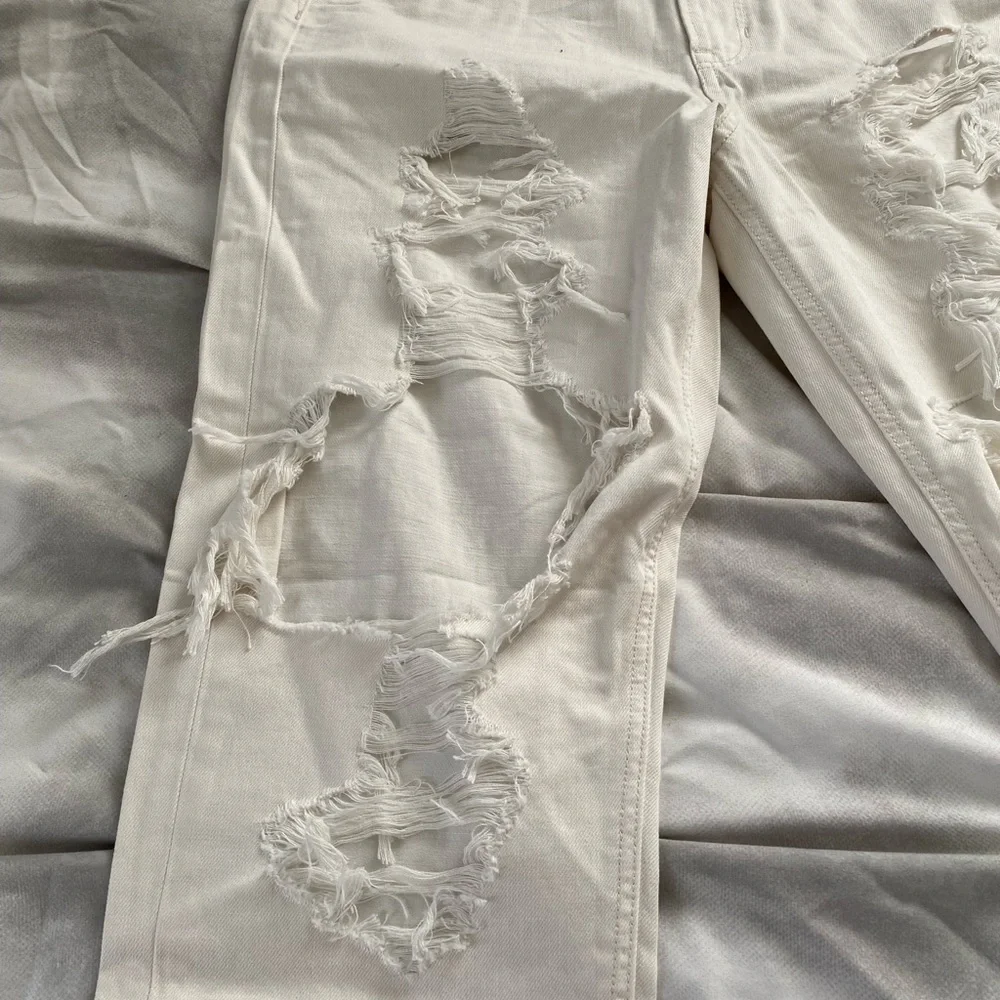 American Eagle ripped 90s boyfriend jeans - Picture 9 of 15